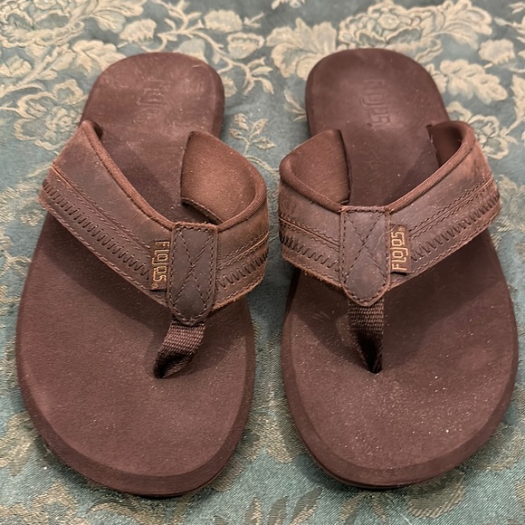 flojos brown flip flops
